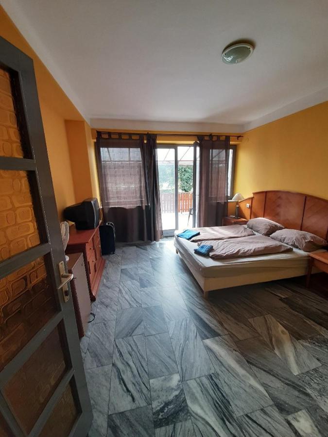 Retro Hotel Merid Zamardi Bagian luar foto