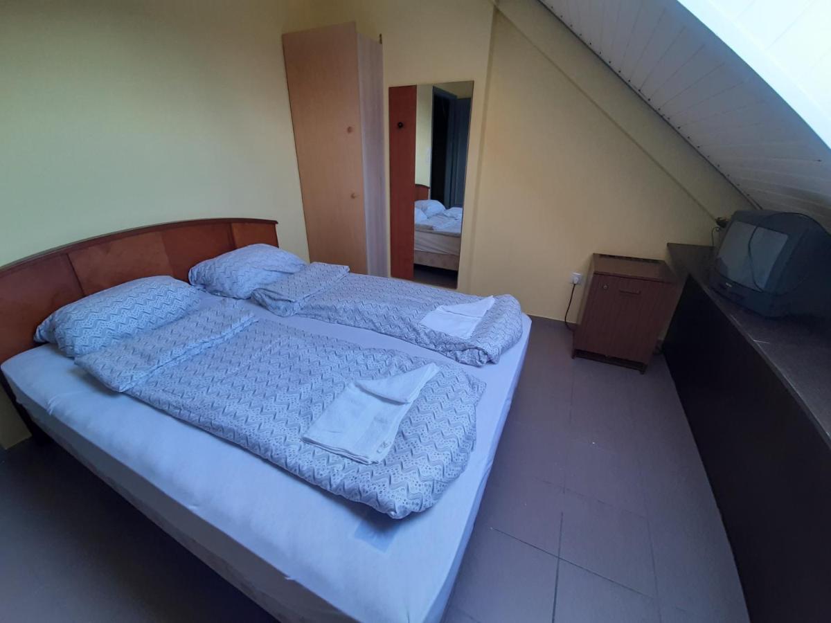 Retro Hotel Merid Zamardi Bagian luar foto