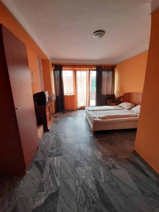 Retro Hotel Merid Zamardi Bagian luar foto
